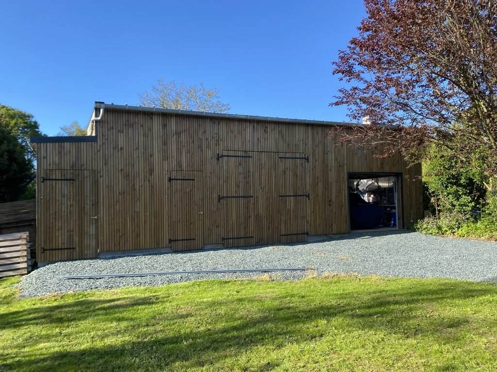 Réalise, maître d’œuvre basé en Ille-et-Vilaine, vous accompagne dans vos projets de rénovation, extension et construction neuve à Rennes, Saint-Malo, Vitré, Fougères, Cesson-Sévigné, Redon, Bruz, Dinard, Betton et Châteaugiron. Face au réchauffement climatique, nous concevons des maisons confortables, durables et bien isolées pour affronter les fortes chaleurs. Grâce à une isolation performante, une ventilation naturelle et une gestion optimisée de la chaleur solaire, nous améliorons le confort thermique de votre habitation tout en réduisant vos consommations d’énergie. Faites confiance à Réalise pour un habitat écoresponsable et adapté aux nouvelles contraintes climatiques partout en Ille-et-Vilaine.