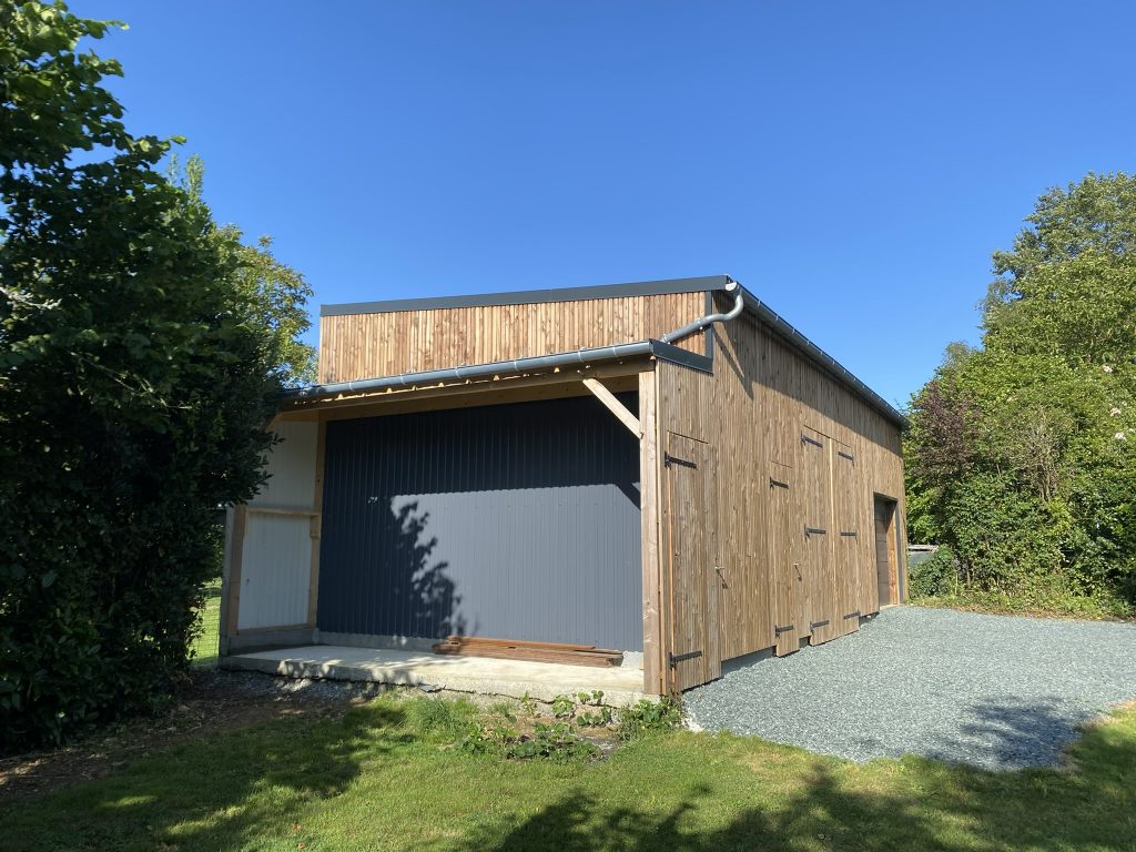 Réalise est un maître d’œuvre et constructeur de maison en Ille-et-Vilaine, spécialisé dans la construction neuve, la rénovation énergétique, l’extension et l’agrandissement de maison. Nous intervenons à Rennes, Saint-Malo, Vitré, Fougères, Redon, Cesson-Sévigné, Dinard, Bruz, Betton, Châteaugiron et dans toute la région. Face au réchauffement climatique et aux fortes chaleurs, nous proposons des solutions durables pour améliorer le confort thermique des habitations : isolation performante, orientation bioclimatique, ventilation naturelle, matériaux biosourcés. Que vous ayez un projet de rénovation complète, de construction de maison individuelle ou d’extension, Réalise vous accompagne avec une approche sur mesure, responsable et adaptée aux enjeux climatiques actuels. Faites confiance à un maître d’œuvre local pour créer un habitat confortable, économe en énergie et pensé pour l’avenir.