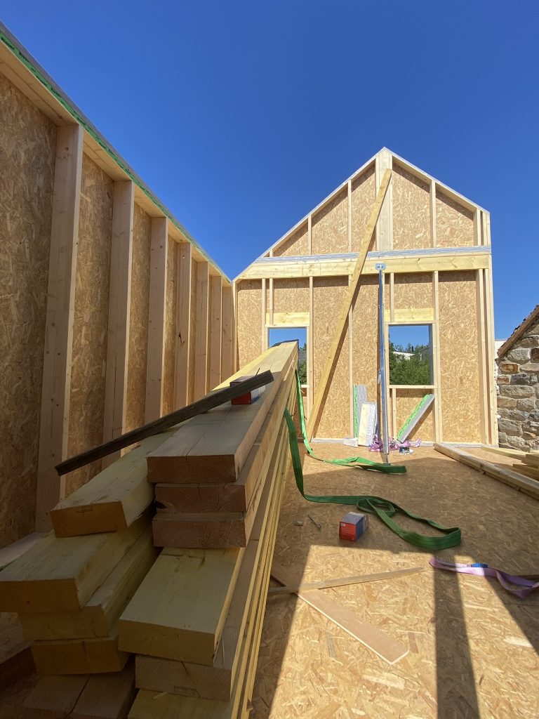 Réalise est un maître d’œuvre et constructeur de maison en Ille-et-Vilaine, spécialisé dans la construction neuve, la rénovation énergétique, l’extension et l’agrandissement de maison. Nous intervenons à Rennes, Saint-Malo, Vitré, Fougères, Redon, Cesson-Sévigné, Dinard, Bruz, Betton, Châteaugiron et dans toute la région. Face au réchauffement climatique et aux fortes chaleurs, nous proposons des solutions durables pour améliorer le confort thermique des habitations : isolation performante, orientation bioclimatique, ventilation naturelle, matériaux biosourcés. Que vous ayez un projet de rénovation complète, de construction de maison individuelle ou d’extension, Réalise vous accompagne avec une approche sur mesure, responsable et adaptée aux enjeux climatiques actuels. Faites confiance à un maître d’œuvre local pour créer un habitat confortable, économe en énergie et pensé pour l’avenir.