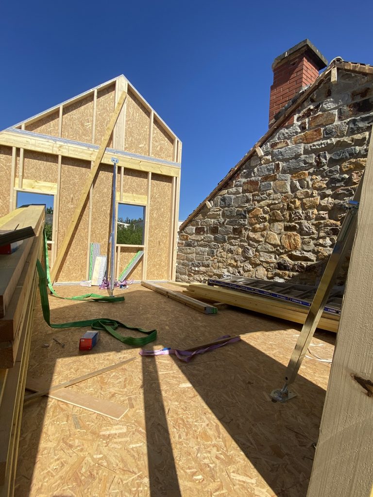 Réalise est un maître d’œuvre et constructeur de maison en Ille-et-Vilaine, spécialisé dans la construction neuve, la rénovation énergétique, l’extension et l’agrandissement de maison. Nous intervenons à Rennes, Saint-Malo, Vitré, Fougères, Redon, Cesson-Sévigné, Dinard, Bruz, Betton, Châteaugiron et dans toute la région. Face au réchauffement climatique et aux fortes chaleurs, nous proposons des solutions durables pour améliorer le confort thermique des habitations : isolation performante, orientation bioclimatique, ventilation naturelle, matériaux biosourcés. Que vous ayez un projet de rénovation complète, de construction de maison individuelle ou d’extension, Réalise vous accompagne avec une approche sur mesure, responsable et adaptée aux enjeux climatiques actuels. Faites confiance à un maître d’œuvre local pour créer un habitat confortable, économe en énergie et pensé pour l’avenir.