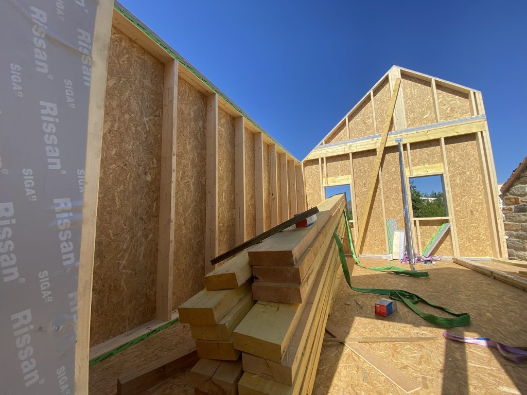 Réalise est un maître d’œuvre et constructeur de maison en Ille-et-Vilaine, spécialisé dans la construction neuve, la rénovation énergétique, l’extension et l’agrandissement de maison. Nous intervenons à Rennes, Saint-Malo, Vitré, Fougères, Redon, Cesson-Sévigné, Dinard, Bruz, Betton, Châteaugiron et dans toute la région. Face au réchauffement climatique et aux fortes chaleurs, nous proposons des solutions durables pour améliorer le confort thermique des habitations : isolation performante, orientation bioclimatique, ventilation naturelle, matériaux biosourcés. Que vous ayez un projet de rénovation complète, de construction de maison individuelle ou d’extension, Réalise vous accompagne avec une approche sur mesure, responsable et adaptée aux enjeux climatiques actuels. Faites confiance à un maître d’œuvre local pour créer un habitat confortable, économe en énergie et pensé pour l’avenir.