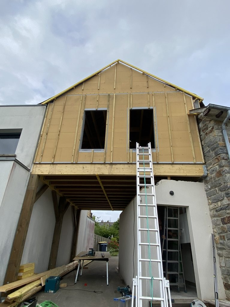 Réalise est un maître d’œuvre et constructeur de maison en Ille-et-Vilaine, spécialisé dans la construction neuve, la rénovation énergétique, l’extension et l’agrandissement de maison. Nous intervenons à Rennes, Saint-Malo, Vitré, Fougères, Redon, Cesson-Sévigné, Dinard, Bruz, Betton, Châteaugiron et dans toute la région. Face au réchauffement climatique et aux fortes chaleurs, nous proposons des solutions durables pour améliorer le confort thermique des habitations : isolation performante, orientation bioclimatique, ventilation naturelle, matériaux biosourcés. Que vous ayez un projet de rénovation complète, de construction de maison individuelle ou d’extension, Réalise vous accompagne avec une approche sur mesure, responsable et adaptée aux enjeux climatiques actuels. Faites confiance à un maître d’œuvre local pour créer un habitat confortable, économe en énergie et pensé pour l’avenir.