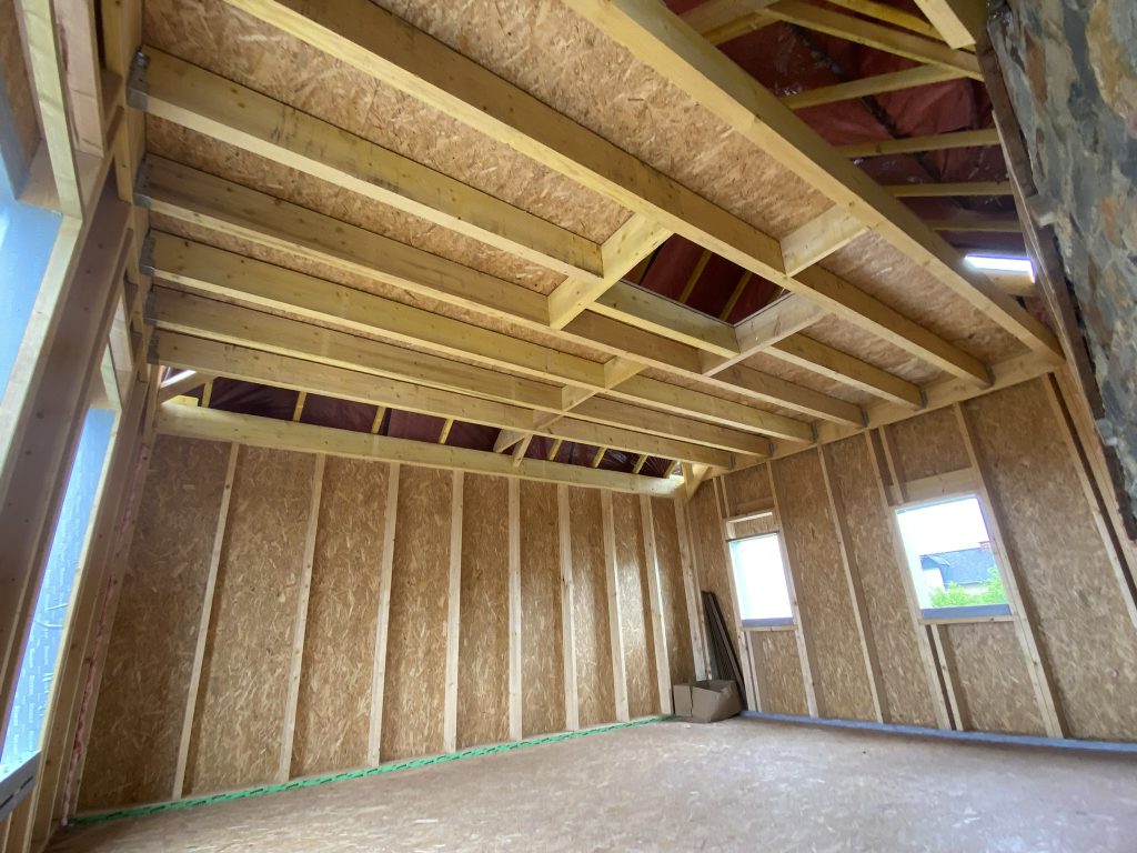 Surélévation Réalise est un maître d’œuvre et constructeur de maison en Ille-et-Vilaine, spécialisé dans la construction neuve, la rénovation énergétique, l’extension et l’agrandissement de maison. Nous intervenons à Rennes, Saint-Malo, Vitré, Fougères, Redon, Cesson-Sévigné, Dinard, Bruz, Betton, Châteaugiron et dans toute la région. Face au réchauffement climatique et aux fortes chaleurs, nous proposons des solutions durables pour améliorer le confort thermique des habitations : isolation performante, orientation bioclimatique, ventilation naturelle, matériaux biosourcés. Que vous ayez un projet de rénovation complète, de construction de maison individuelle ou d’extension, Réalise vous accompagne avec une approche sur mesure, responsable et adaptée aux enjeux climatiques actuels. Faites confiance à un maître d’œuvre local pour créer un habitat confortable, économe en énergie et pensé pour l’avenir.